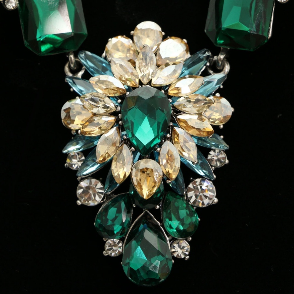 Luxury Crystal Necklace Silver/Green NWOT - Picture 2 of 4